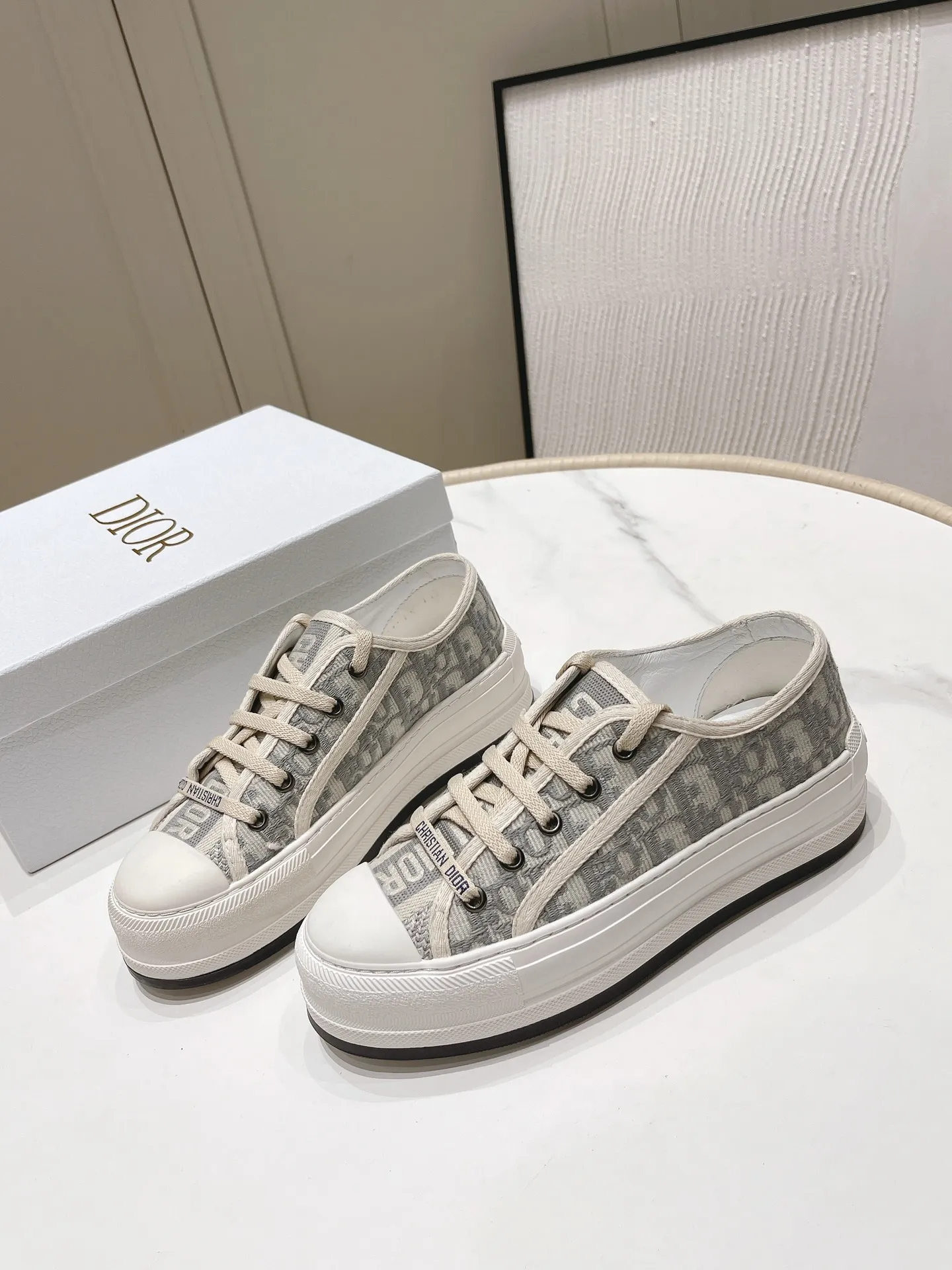 👟👟Ex-factory price 520 👟👟 Women's Shoes Women's Clothing Dior Walk'n Series Presbyopia Embroidery Thick-soled Canvas Shoes Casual Sports Shoes Original Purchase Development Production This Walk'n'Dior thick-soled sneaker is a fashionable item that enhances the style of the series. Oblique printed cotton embroidered upper with comfortable platform sole, tongue and Christian Dior 👟👟 ex-factory aris signature laces. Can add fashionable temperament to all kinds of casual looks ▪️Fabric: Original customized imported Oblique printed embroidery ▪️Inner lining: Imported soft sheepskin lining ▪️Outsole: Original exclusive molded T👟👟Factory price U material ▪️Sole thickness: 4.5CM ▪️Size: Women's 35-40